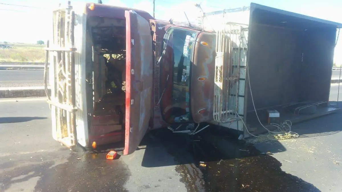 1 Menonita impacta camión con su pick up y lo hace volcar